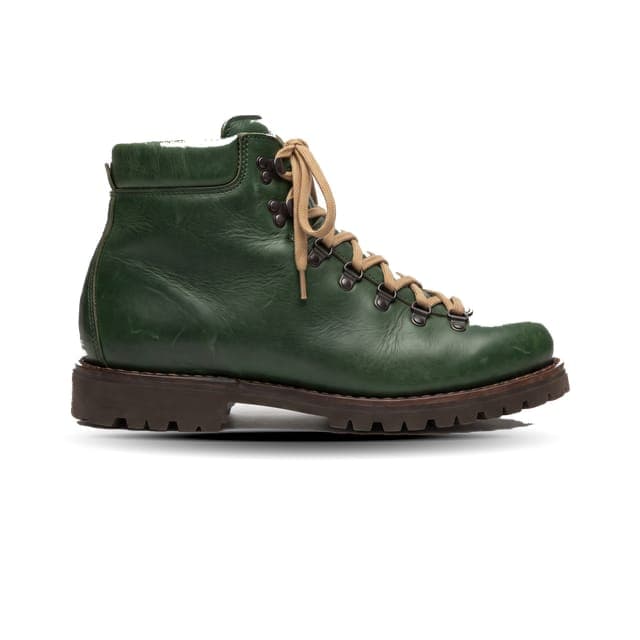 Grüner Leder-Wanderstiefel mit weichem Schatten auf Weiß