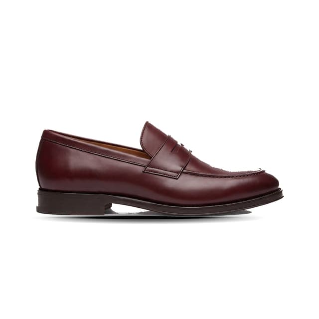 Burgunderroter Leder-Loafer mit weichem Schatten auf Weiß