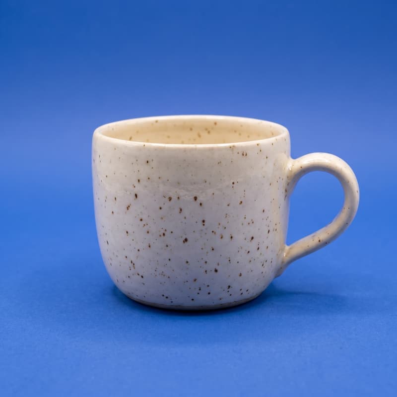 Dieselbe Tasse auf einem kobaltblauen Hintergrund