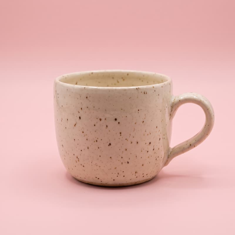 Dieselbe Tasse auf einem zartrosa Hintergrund