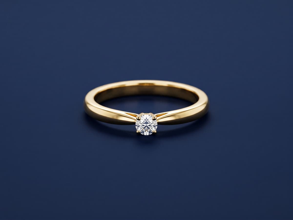 Ein goldener Diamantring auf einem tiefen marineblauen Hintergrund